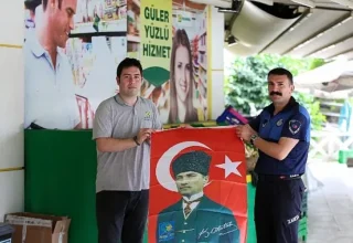 NARLIDERE BELEDİYESİ BASIN MERKEZİ  NARLIDERE BELEDİYESİ’NDEN ESNAFA BAYRAK DAĞITIMI  Narlıdere Belediyesi, 19 Mayıs’ın 106’ncı yıl dönümü kutlamaları kapsamında ilçe esnafına Atatürk baskılı Türk Bayrağı dağıttı