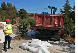 Büyükşehir’den üreticiye tavuk yemi ve ekipman desteği
