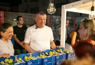 Dalında Kuruyan Bardacığı Belediye Aldı Halka Ücretsiz Dağıttı