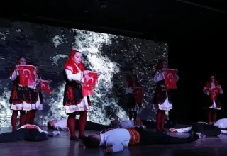 İnegöl’ün Kurtuluşunun 103 Yıllık Hikayesi Sahnede Sergilendi